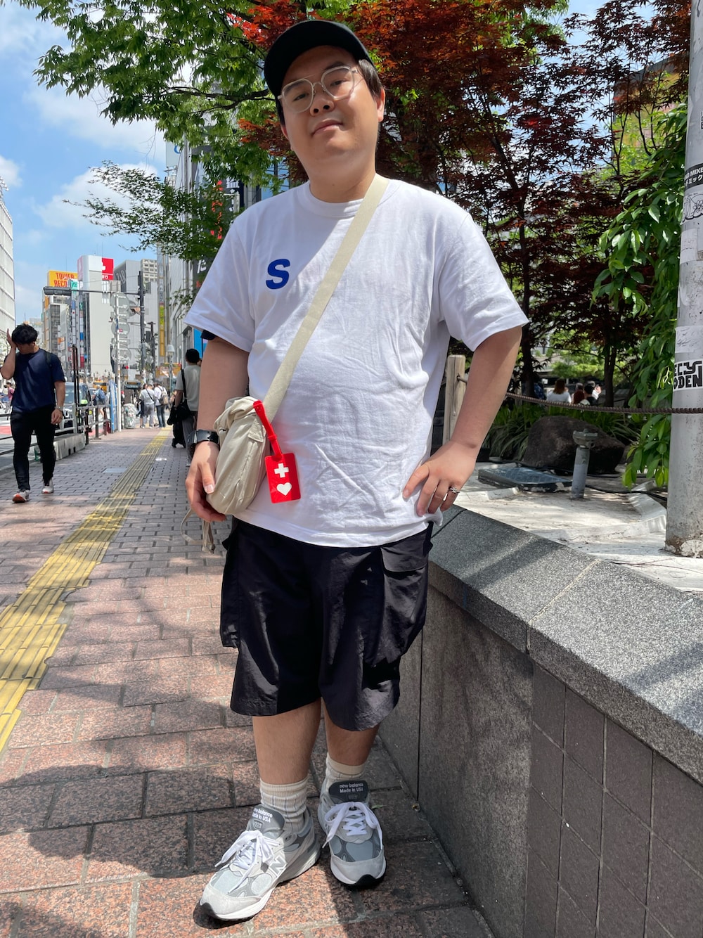 「春夏コーデ、休日スタイル、シンプル、大人カジュアル、淡色コーデ、スニーカーコーデ、モノトーン、ぽっちゃり、キャップ、白Tシャツ、カーゴショーツ、ニューバランス、ショルダーバッグ、お洒落さんとつながりたい、いいね、save、フォローお願いします🤑」｜「NEW BALANCEの《New Balance》LAH33014（キャップ、ブラック系）」を使った、りゅうたさん（メンズ・159cm）の春コーディネートの1枚目の写真