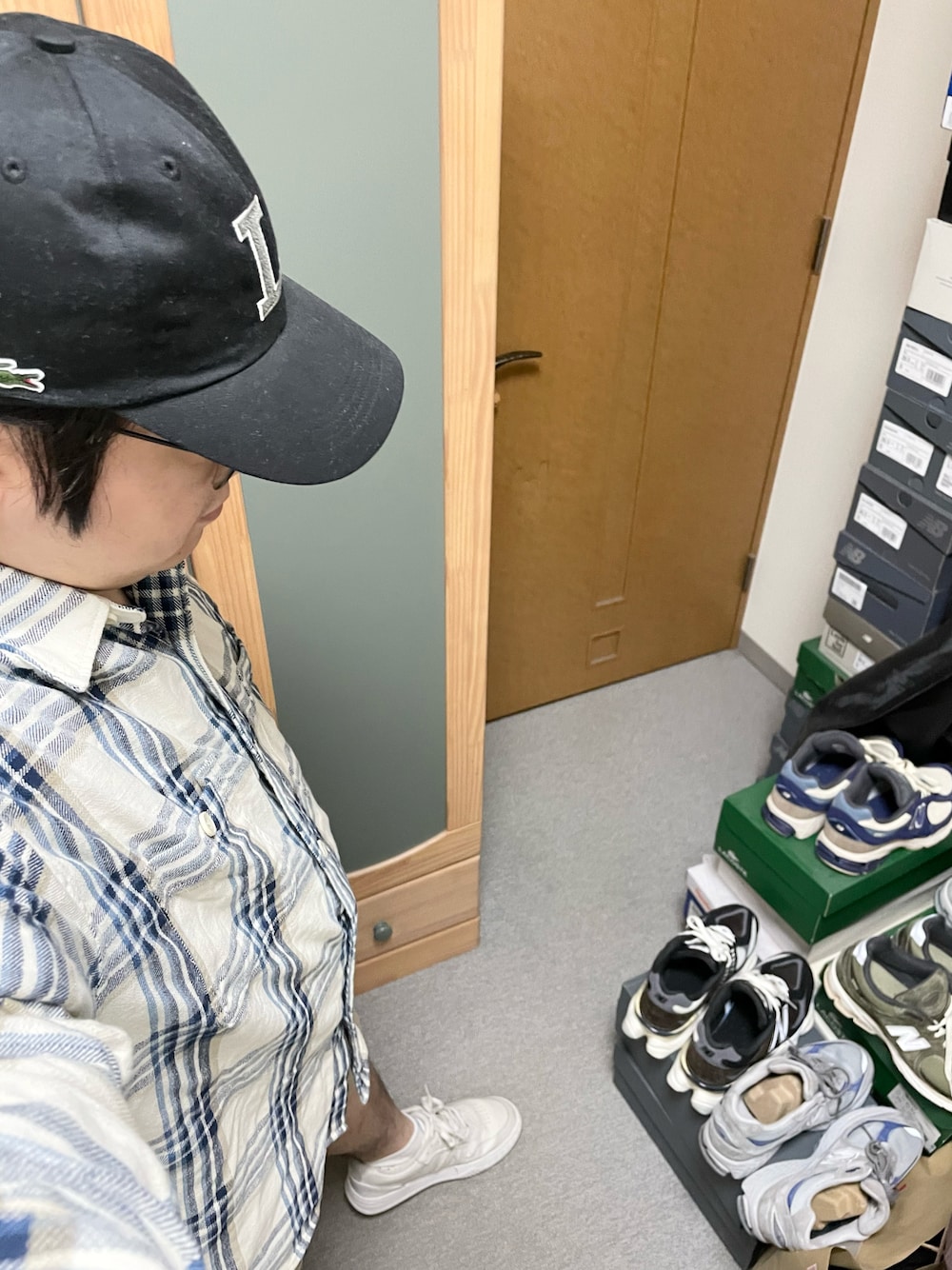 「秋コーデ、休日スタイル、休日コーデ、カジュアルコーデ、大人カジュアル、ラフコーデ、モノトーンコーデ、スニーカーコーデ、キャップ、ユニクロ、チェック、チェックシャツ、ショートパンツ、スニーカー、白スニーカー」｜「LACOSTEのコットンツイルLロゴキャップ（キャップ、ブラック系）」を使った、りゅうたさん（メンズ・158cm）の夏コーディネートの1枚目の写真