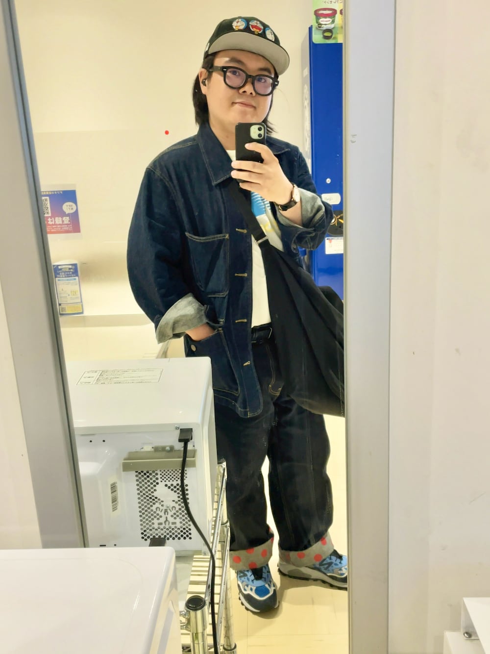 「春夏コーデ、雨の日コーデ、ストリート、アメカジ、大人カジュアル、ぽっちゃり、タックイン、キャップ、白Tシャツ、デニムジャケット、バギーデニム、ニューバランス、ショルダーバッグ、お洒落さんとつながりたい、いいね、save、フォローお願いします🤑」｜「NEW ERAのニューエラ キャップ ドラえもん コラボ（キャップ、ブラック系）」を使った、りゅうたさん（メンズ・159cm）の春コーディネートの1枚目の写真