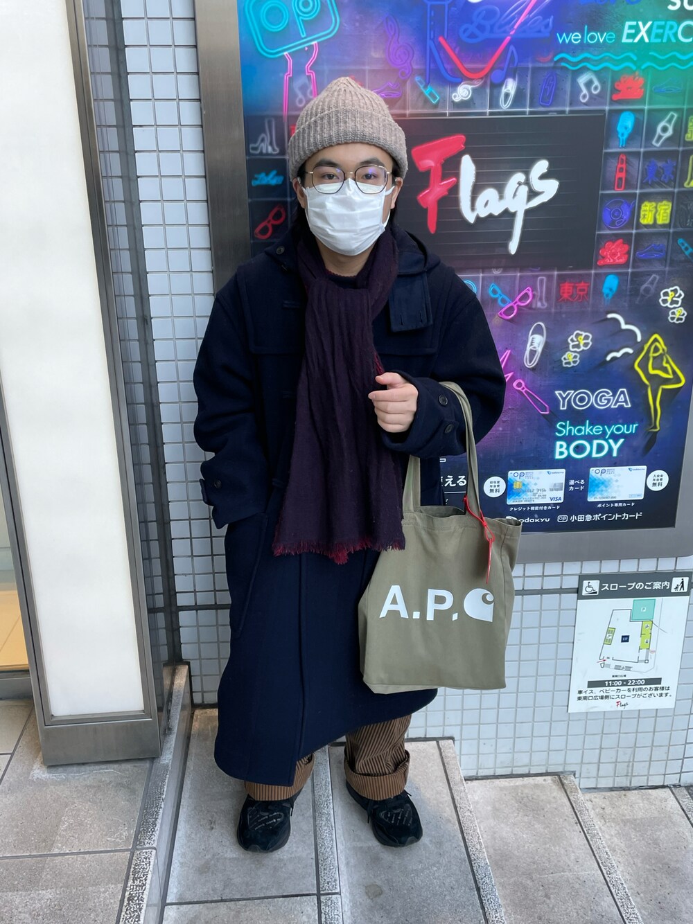 「冬コーデ、シンプル、カジュアルコーデ、大人カジュアル、プチプラ、プチプラコーデ、ラフ、あったかコーデ、ニット帽、ケーブルニット、ダッフルコート、オーバーオール、ニューバランス、スニーカー、ストール」｜「GUのソフトラムブレンドビーニー（ニットキャップ/ビーニー、ベージュ系）」を使った、りゅうたさん（メンズ・158cm）の冬コーディネートの1枚目の写真