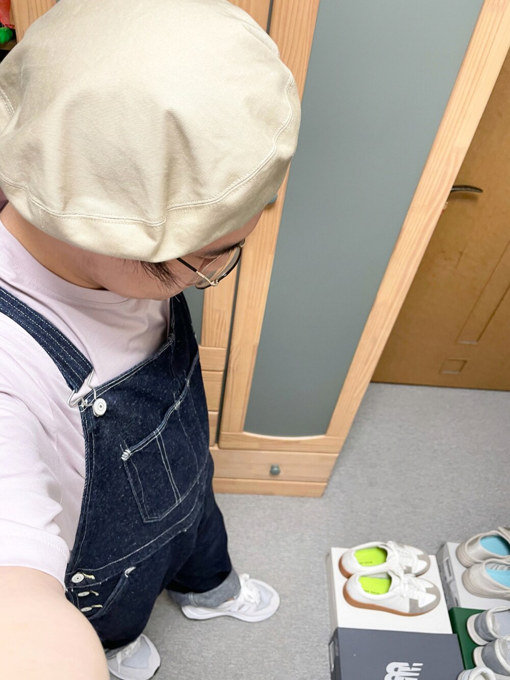 サロペット/オーバーオールを使った「ピンクTシャツ」の人気