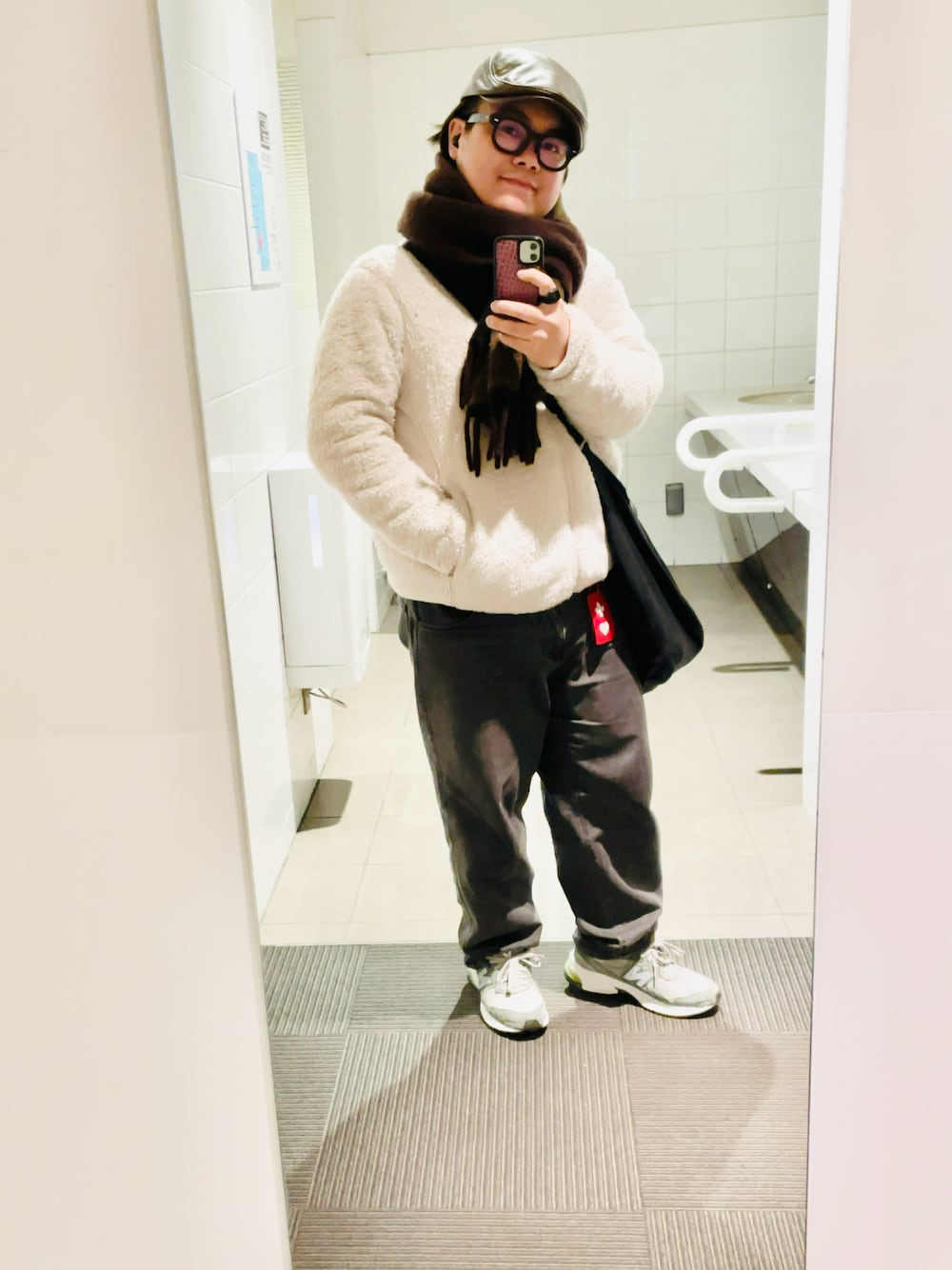 ブラック系のデニムパンツ、ブルー系のニット/セーター、ブラック系のトートバッグを着用したメンズの冬コーディネートの1枚目の写真