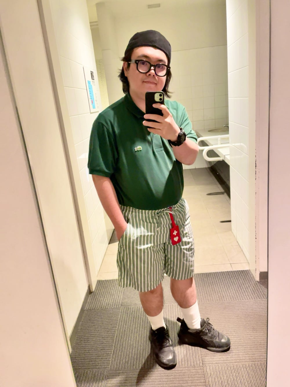 「夏コーデ、シンプルスタイル、大人カジュアル、ぽっちゃりコーデ、ぽっちゃり、メガネ男子、タックイン、ハンチング、ハンチング逆被り、ポロシャツ、ストライプ、ショーツ、スニーカー、おしゃれさんと繋がりたい、いいね、save、フォローお願いします🤑」｜「LACOSTEの【LACOSTE】COTTON LOGO HUNTING L1130（ハンチング/ベレー帽、ブラック系）」を使った、りゅうたさん（メンズ・159cm）の夏コーディネートの1枚目の写真
