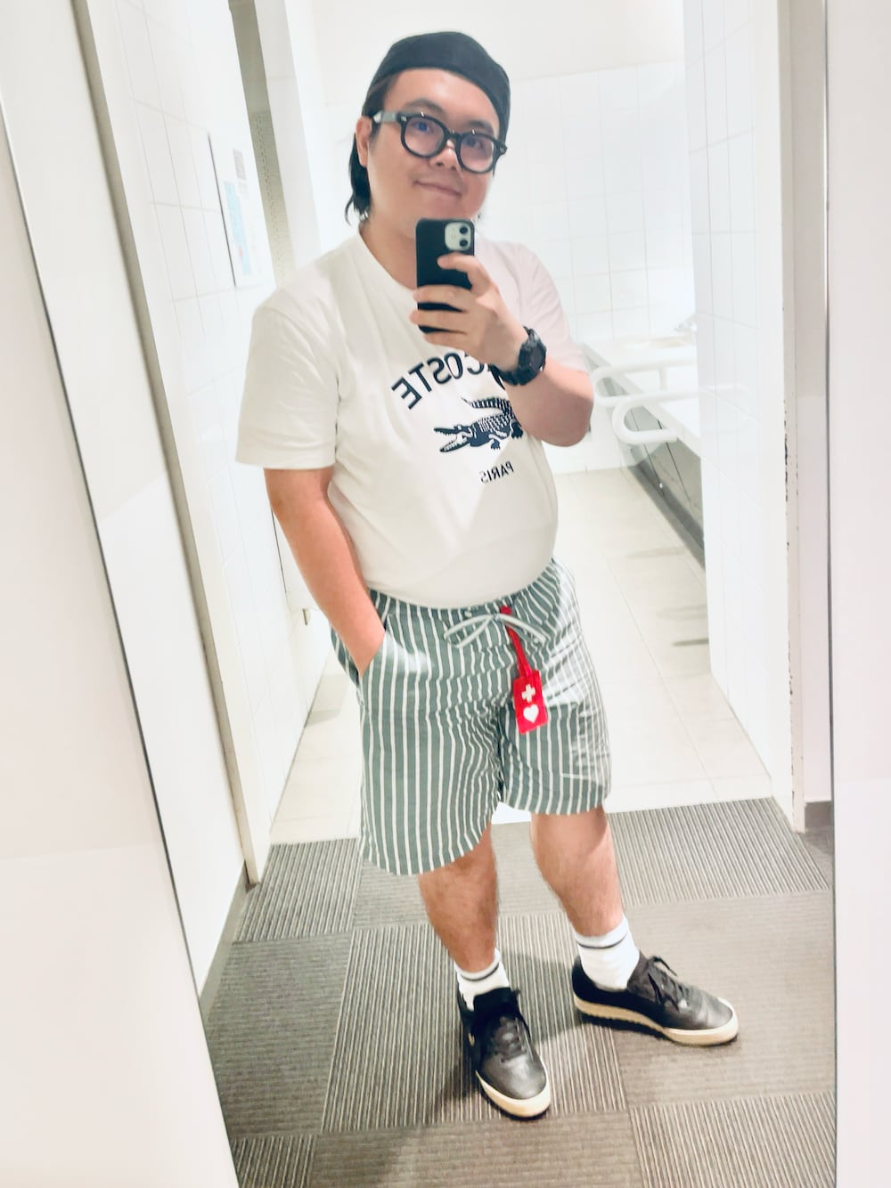「夏コーデ、夏、夏だ！Tシャツ着よう！、シンプルコーデ、大人カジュアル、ぽっちゃり、タックイン、ハンチング逆被り、白Tシャツ、ロゴT、ストライプ、ショートパンツ、スニーカー、お洒落さんとつながりたい、いいね、save、フォローお願いします🤑」｜「LACOSTEの【LACOSTE】COTTON LOGO HUNTING L1130（ハンチング/ベレー帽、ブラック系）」を使った、りゅうたさん（メンズ・159cm）の夏コーディネートの1枚目の写真