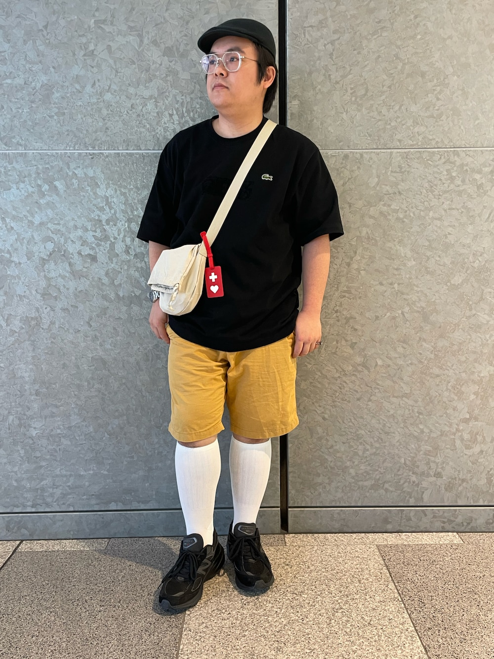 「晩夏、休日スタイル、シンプル、ぽっちゃり、オトナカジュアル、ブラックコーデ、ハンチング、バックプリント、Tシャツ、パステルカラー、ハーフパンツ、ニューバランス、ショルダーバッグ、おしゃれさんと繋がりたい、いいね、save、フォローお願いします🤑」｜「LACOSTEのカレッジプリントスウェットハンチング（ハンチング/ベレー帽、ブラック系）」を使った、りゅうたさん（メンズ・159cm）の秋コーディネートの1枚目の写真