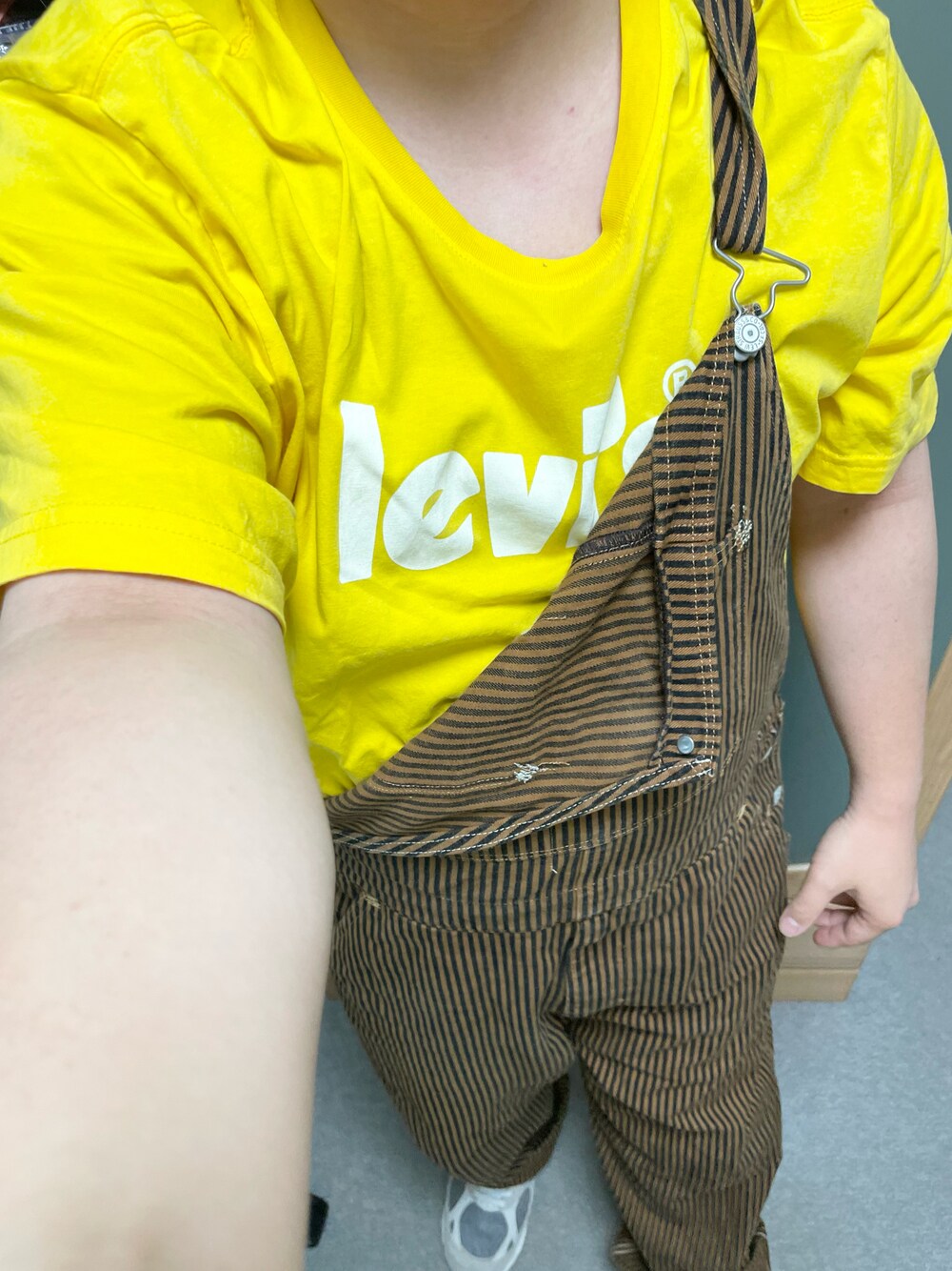 「夏コーデ、初夏コーデ、休日コーデ、カジュアルコーデ、オトナカジュアル、アメカジ、ビタミンカラー、Levi's、イエロー、ロゴT、ストライプ、オーバーオール、ニューバランス、グレー、スニーカー」｜「Levi'sの【Levi's】ロゴプリントTシャツ（Tシャツ/カットソー、イエロー系）」を使った、りゅうたさん（メンズ・158cm）の夏コーディネートの1枚目の写真