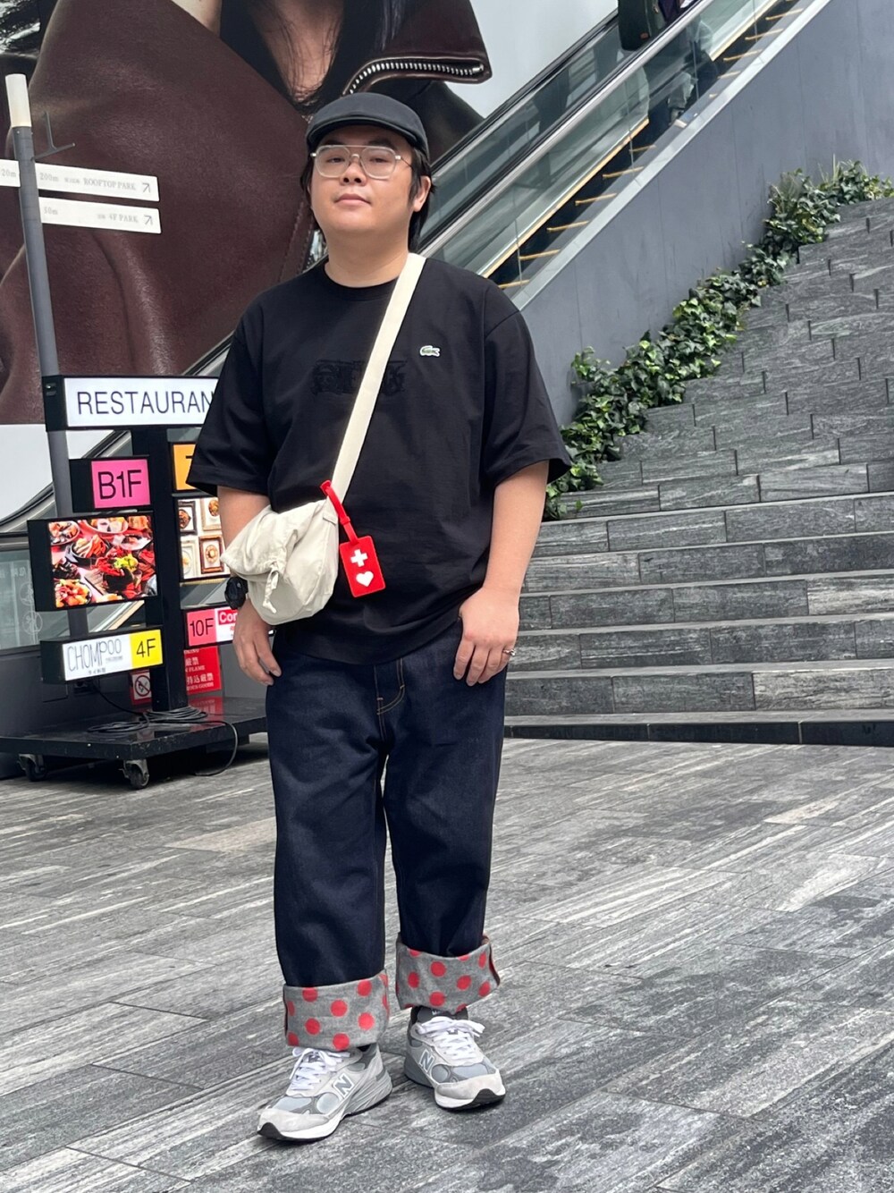 「初秋コーデ、休日スタイル、お出かけコーデ、シンプルコーデ、オトナカジュアル、ぽっちゃり、メガネ男子、ハンチング、バックプリント、デニムパンツ、バギーデニム、ニューバランス、スニーカー、ショルダーバッグ、いいね、save、フォローお願いします🤑」｜「LACOSTEのカレッジプリントスウェットハンチング（ハンチング/ベレー帽、ブラック系）」を使った、りゅうたさん（メンズ・159cm）の秋コーディネートの1枚目の写真