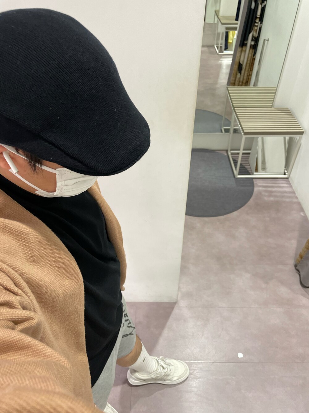 「春夏コーデ、春コーデ、休日コーデ、大人カジュアル、モノトーンコーデ、ブラック、ハンチング、モックネック、半袖ニット、カーディガン、スウェットパンツ、ショートパンツ、スニーカー、白スニーカー」｜「LACOSTEのコットンニットハンチング（ハンチング/ベレー帽、ブラック系）」を使った、りゅうたさん（メンズ・158cm）の夏コーディネートの1枚目の写真