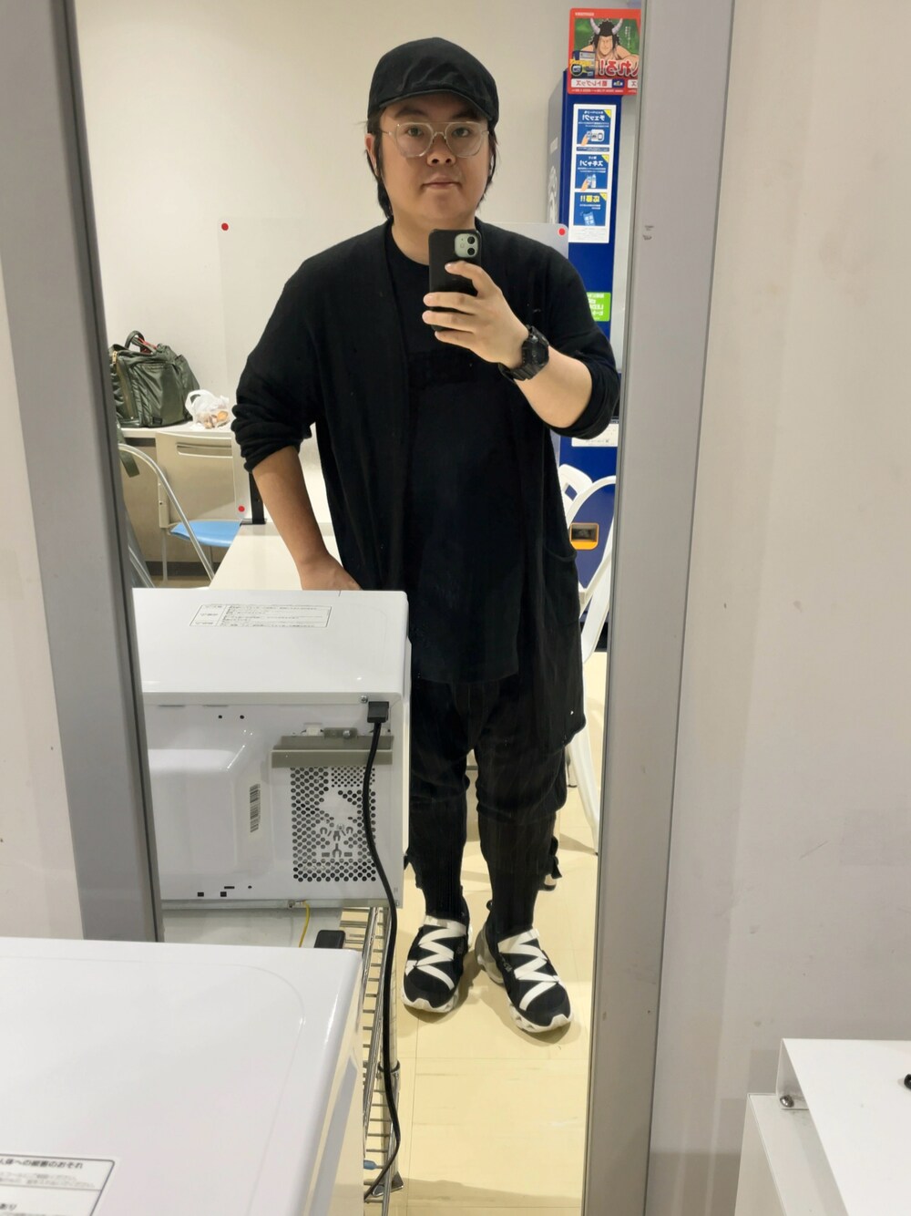 「秋冬コーデ、秋コーデ、大人カジュアル、大人コーデ、スポーツミックス、オールブラック、ぽっちゃり、メガネ男子、ハンチング、プリントT、カーディガン、サルエルパンツ、スニーカー、おしゃれさんと繋がりたい、いいね、save、フォローお願いします🤑」｜「LACOSTEの【LACOSTE】COTTON LOGO HUNTING L1130（ハンチング/ベレー帽、ブラック系）」を使った、りゅうたさん（メンズ・159cm）の秋コーディネートの1枚目の写真