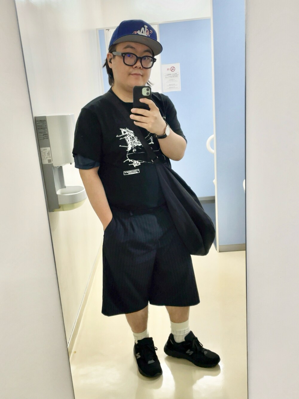 「初夏コーデ、ストリートコーデ、オトナカジュアル、大人コーデ、スニーカーコーデ、ぽっちゃり、タックイン、キャップ、プリントT、ストライプ、ショートパンツ、ニューバランス、ショルダーバッグ、おしゃれさんと繋がりたい、いいね、save、フォローお願いします🤑」｜「NEW ERAのニューエラキャップ 59FIFTY MLB NY桜（キャップ、ブルー系）」を使った、りゅうたさん（メンズ・159cm）の春コーディネートの1枚目の写真