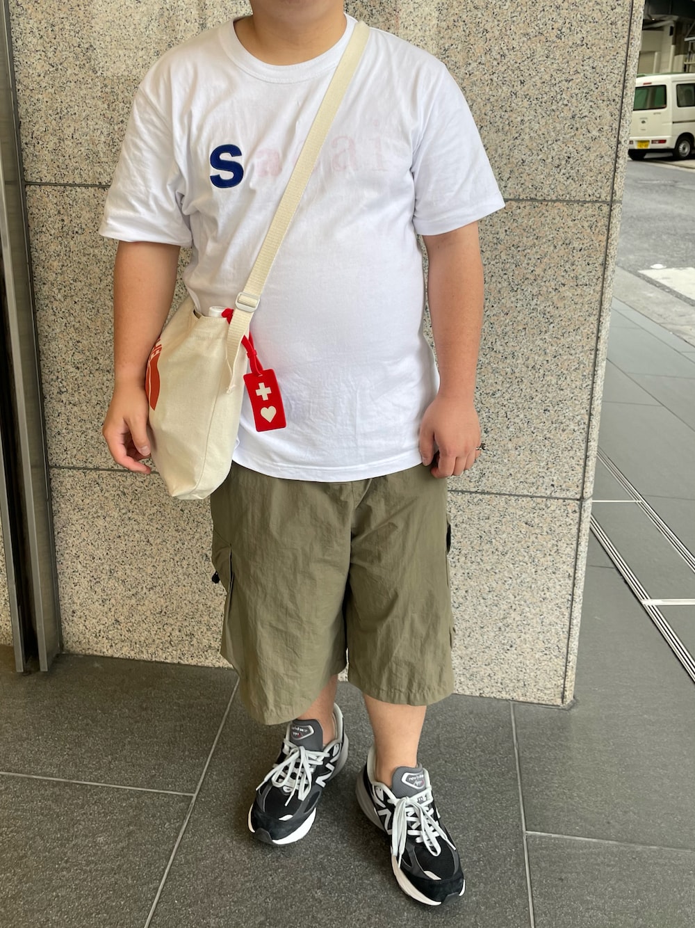 「夏、休日スタイル、お出かけコーデ、シンプルスタイル、オトナカジュアル、リラックススタイル、ぽっちゃり、モノトーン、白Tシャツ、カーゴパンツ、ショートパンツ、ニューバランス、スニーカー、ミニバッグ、いいね、save、フォローお願いします🤑」｜「Sacaiのsacai Aoyama 限定ロゴT（Tシャツ/カットソー、ホワイト系）」を使った、りゅうたさん（メンズ・158cm）の秋コーディネートの1枚目の写真