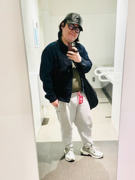 「LACOSTE（ラコステ）のエッセンシャルテーパードスウェットパンツ（スウェットパンツ、グレー系）」を使った、りゅうたさん（メンズ・160cm）の春コーディネート