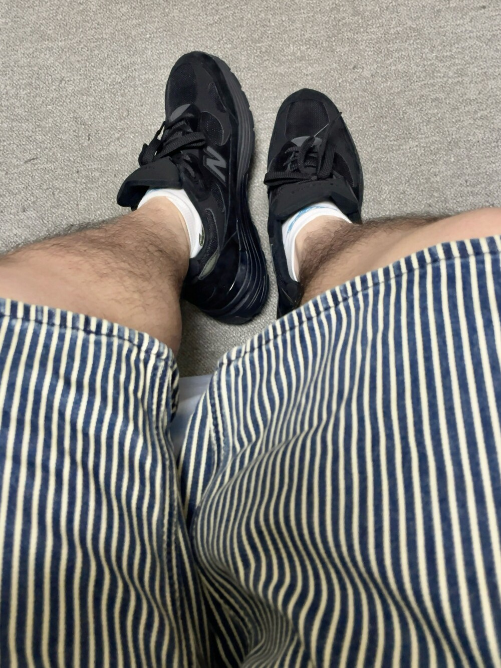「夏コーデ、大人カジュアル、スニーカーコーデ、ぽっちゃり、ぽっちゃりコーデ、Levi's、ヒッコリー、ストライプ、ショートパンツ、ショーツ、ニューバランス、スニーカー、おしゃれさんと繋がりたい、いいね、save、フォローお願いします🤑」｜「Levi'sのLevi's/リーバイス WORKWEAR 568(TM) ルーズカーペンター ショートパンツ（デニムパンツ、ホワイト系）」を使った、りゅうたさん（メンズ・159cm）の夏コーディネートの1枚目の写真