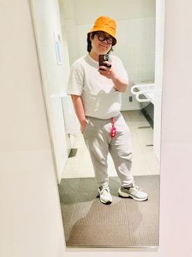 「LACOSTE（ラコステ）のエッセンシャルテーパードスウェットパンツ（スウェットパンツ、グレー系）」を使った、りゅうたさん（メンズ・160cm）の春コーディネート