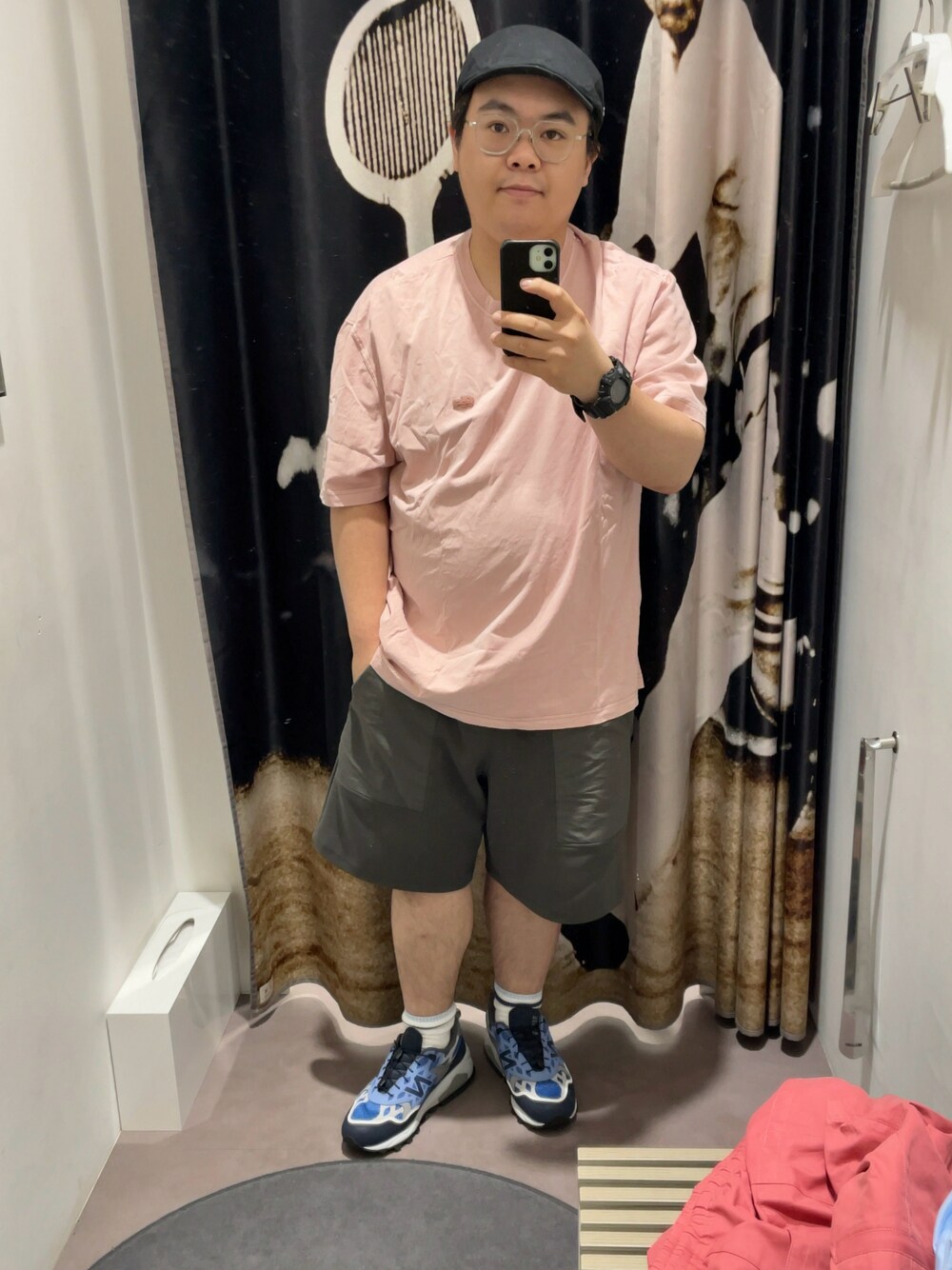 「夏コーデ、シンプルコーデ、カジュアルコーデ、大人カジュアル、ぽっちゃり、メガネ男子、ゆるコーデ、ラフコーデ、ハンチング、ロゴT、ショートパンツ、ニューバランス、スニーカー、おしゃれさんと繋がりたい、いいね、save、フォローお願いします🤑」｜「LACOSTEのベーシックコットンハンチング（ハンチング/ベレー帽、ブラック系）」を使った、りゅうたさん（メンズ・159cm）の夏コーディネートの1枚目の写真