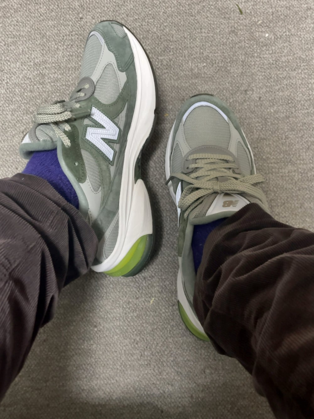 ブラウン系のその他パンツ、グリーン系のスニーカー、パープル系のソックス/靴下を着用したメンズの秋コーディネートの1枚目の写真