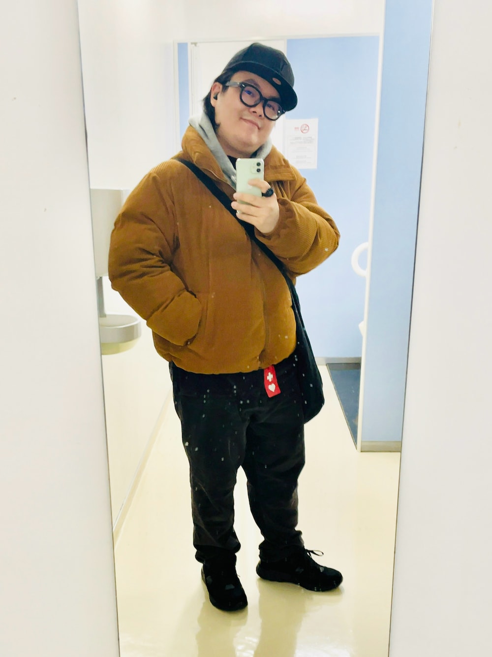 グレー系のパーカー、ブラウン系のその他パンツ、ブラック系のトートバッグを着用したメンズの秋コーディネートの1枚目の写真