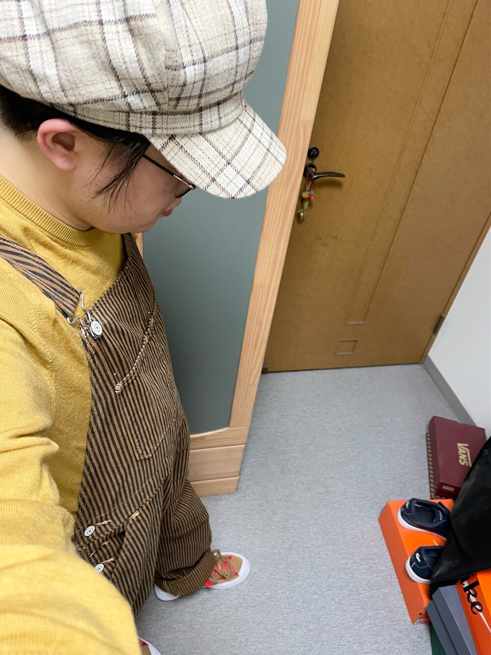 「秋コーデ、休日スタイル、シンプル、カジュアルコーデ、オトナカジュアル、チェック、キャスケット、マスタード、イエロー、ニット、ストライプ、オーバーオール、NIKE、sacai、スニーカー」｜「HONEYSUCKLE ROSEの【HONEYSUCKLE ROSE】チェックキャスケット（キャスケット、ベージュ系）」を使った、りゅうたさん（メンズ・158cm）の秋コーディネートの1枚目の写真