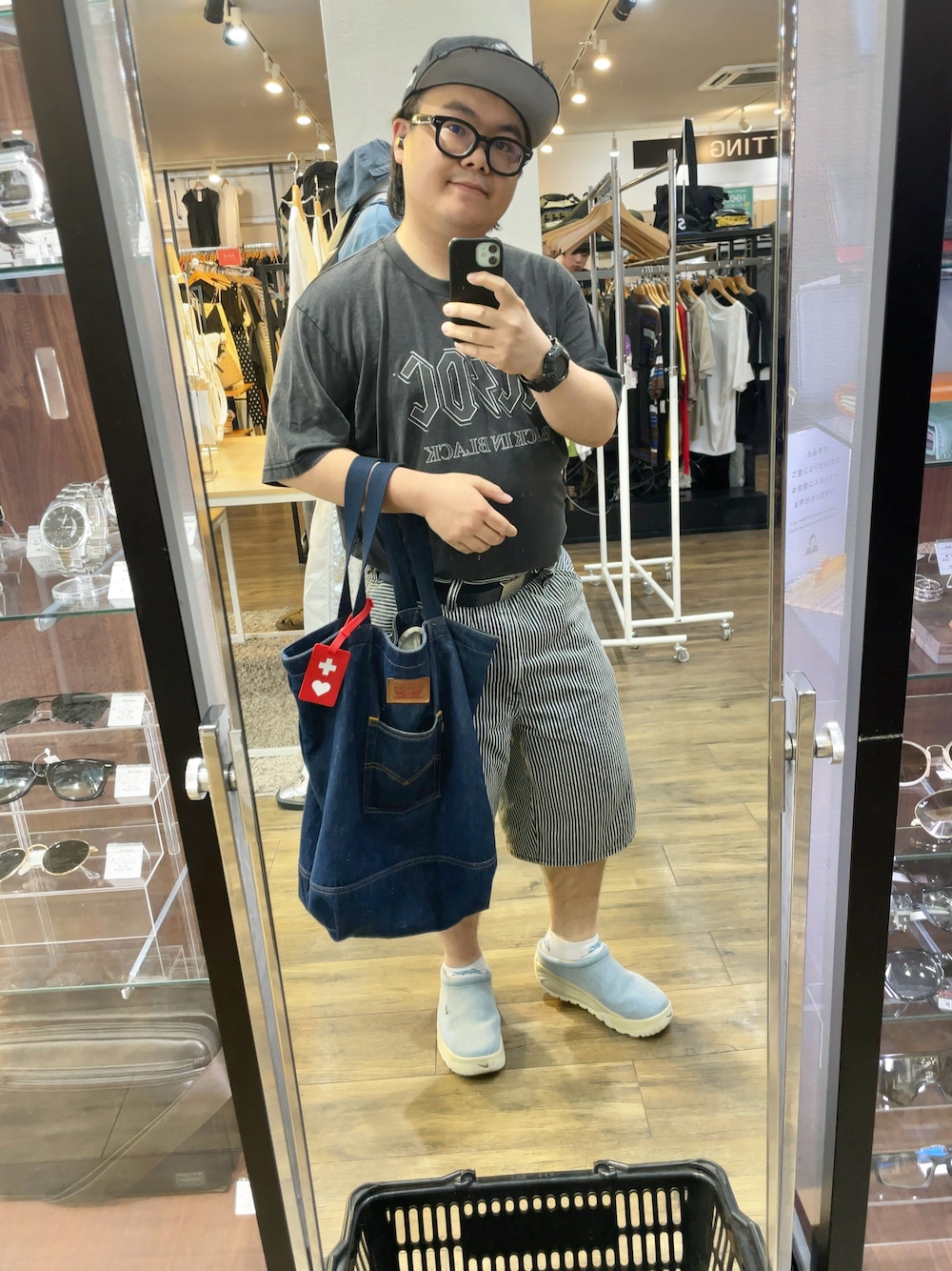 「夏コーデ、休日スタイル、ストリート、大人カジュアル、ぽっちゃり、タックイン、キャップ、バンドT、ヒッコリー、ショートパンツ、nike acg、ミュール、トートバッグ、お洒落さんとつながりたい、いいね、save、フォローお願いします🤑」｜「Levi'sのLevi's/リーバイス WORKWEAR 568(TM) ルーズカーペンター ショートパンツ（デニムパンツ、ホワイト系）」を使った、りゅうたさん（メンズ・159cm）の夏コーディネートの1枚目の写真
