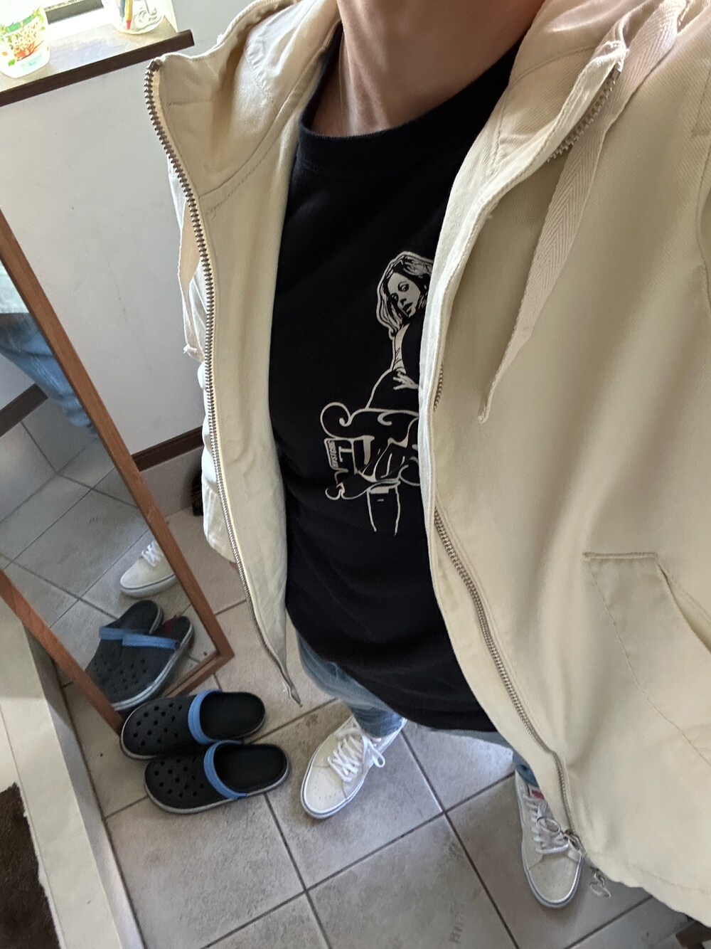 「カジュアルコーデ、今日のコーデ、シンプルスタイル、ブルゾン、トレーナー、ホワイト、VANS、ベージュ、ZARA、ヒステリックグラマー、スニーカーコーデ、スニーカー、クリスマス、スウェット」｜「HYSTERIC GLAMOURのVIXEN SCRATCH スウェット（スウェット、ブラック系）」を使った、ヒーボーさん（メンズ・177cm）の冬コーディネートの1枚目の写真