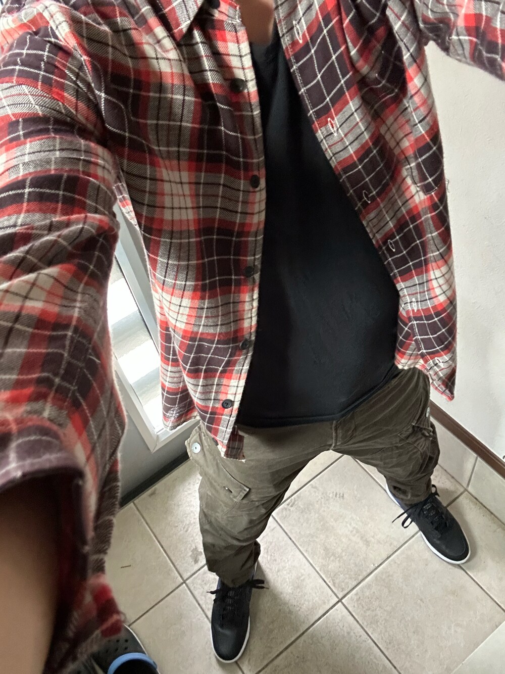 「秋服、カジュアル、黒Tシャツ、ハイカットスニーカー、チェックシャツ、NIKE、カーゴパンツ、カーキ、アメカジコーデ、ZARA、ジースター・ロゥ(G-STAR RAW)」｜「ZARAのアイテム（シャツ/ブラウス、レッド系）」を使った、ヒーボーさん（メンズ・177cm）の秋コーディネートの1枚目の写真
