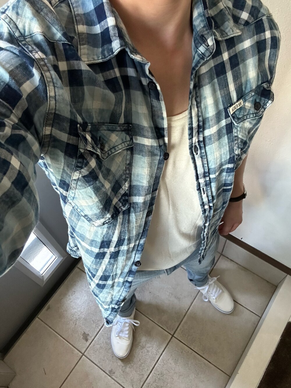 「夏コーデ、カジュアル、シャツスタイル、シンプルコーデ、スニーカー、デニムパンツ、今日のコーデ、チェックシャツ、ゲス、ゲス(GUESS)、ビートジャイブ、VANS、アズールバイマウジー(AZUL by moussy)」｜「GuessのTruckee Plaid Denim Shirt（シャツ/ブラウス、ブルー系）」を使った、ヒーボーさん（メンズ・177cm）の夏コーディネートの1枚目の写真