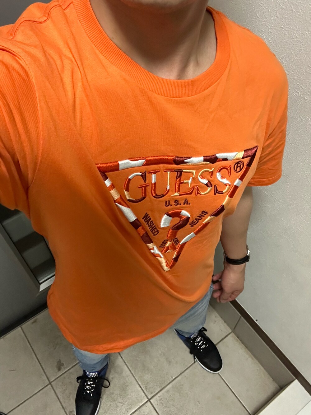 「カジュアル、シンプル、NIKE、Tシャツ、スニーカーコーデ、今日のコーデ、オレンジ、ゲス、ジョーダン」｜「GuessのGad Tee（Tシャツ/カットソー、オレンジ系）」を使った、ヒーボーさん（メンズ・177cm）の夏コーディネートの1枚目の写真