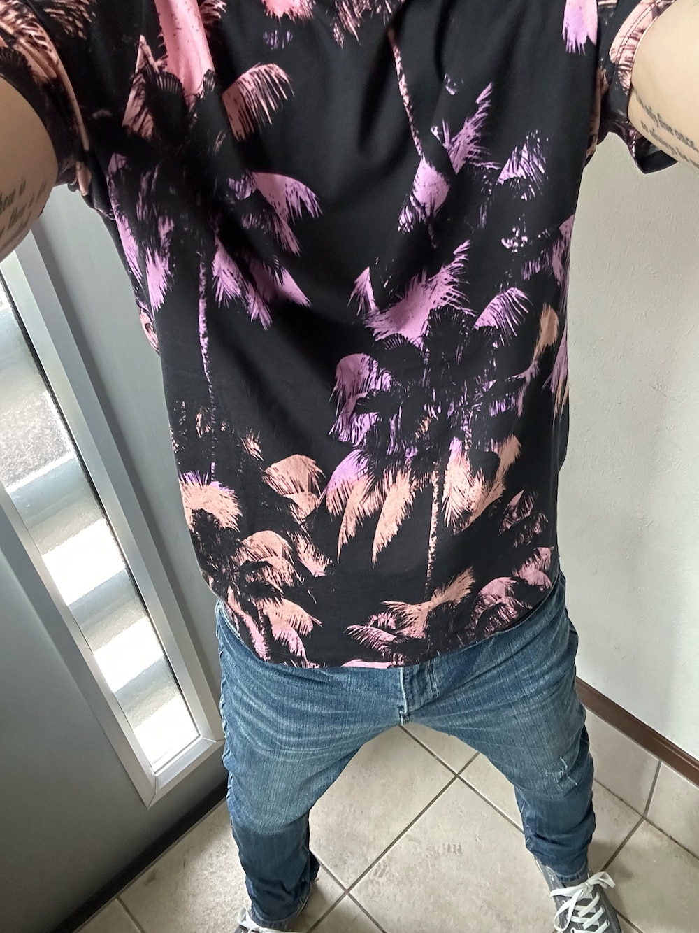 「シンプル、ラフ、ブラック、Tシャツ、今日のコーデ、ハデハデ、ゲス、ゲス(GUESS)、デニム、コンバース、スニーカー」｜「GuessのEco Ombre Palm Print Tee（Tシャツ/カットソー、ブラック系）」を使った、ヒーボーさん（メンズ・177cm）の夏コーディネートの1枚目の写真