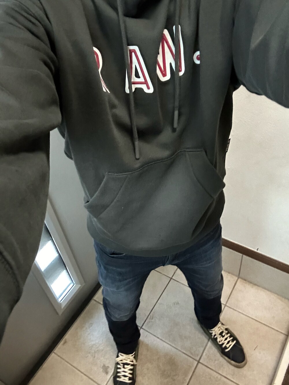 「シンプル、休日スタイル、デニム、グレー、スニーカー、スリムパンツ、ジースター・ロゥ(G-STAR RAW)、Diesel」｜「G-STAR RAWのVULCANIC RAW LOOSE HOODED SWEATER/ロゴパーカー/オーバーサイズ（パーカー、グレー系）」を使った、ヒーボーさん（メンズ・177cm）の冬コーディネートの1枚目の写真