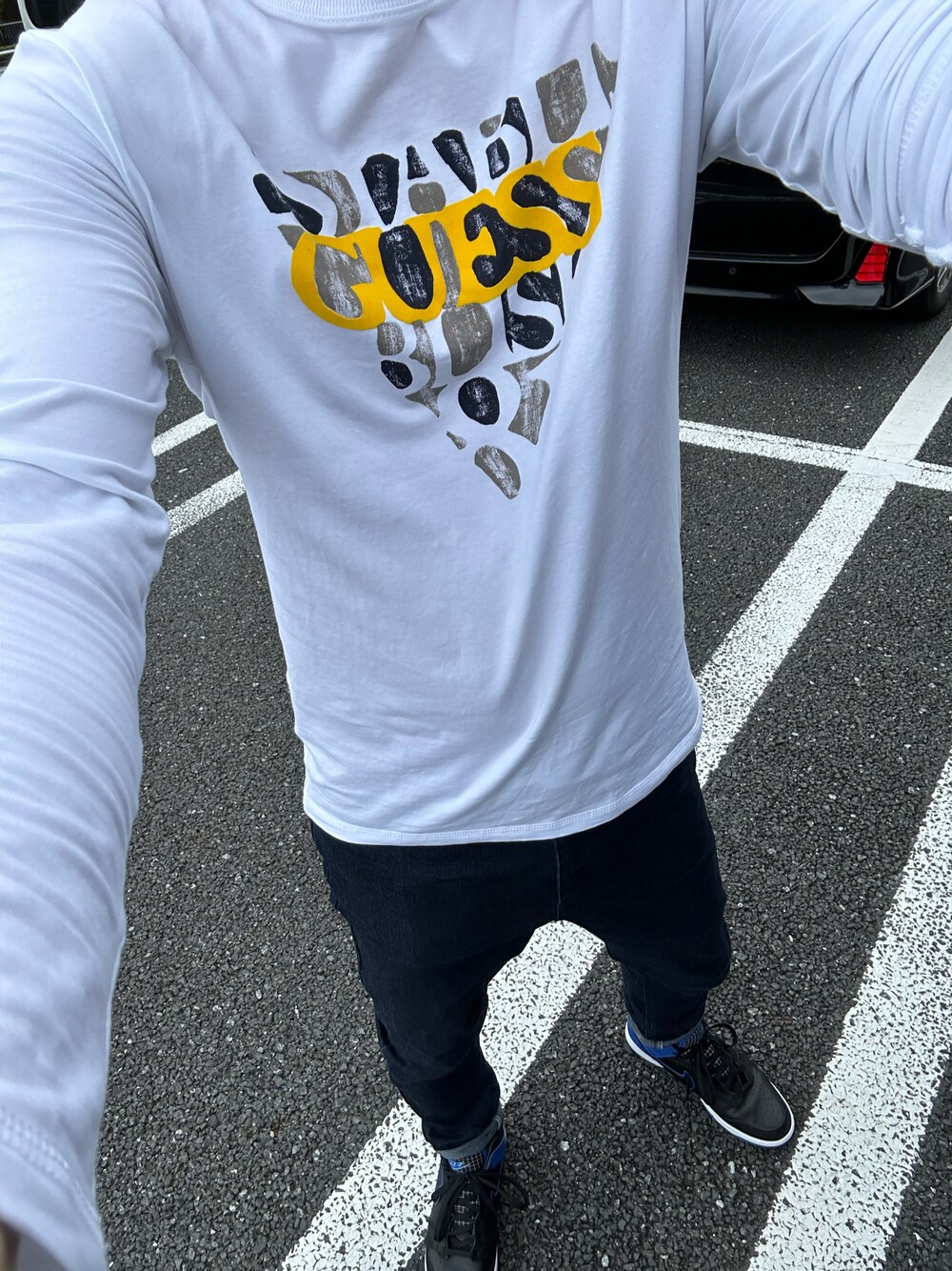 「カジュアルコーデ、シンプル、スニーカー、スニーカーコーデ、NIKE、Tシャツ×デニム、デニムパンツ、ジョーダン、ゲス、ゲス(GUESS)、サルエルデニム」｜「GuessのBlurri L/S Tee（Tシャツ/カットソー、ホワイト系）」を使った、ヒーボーさん（メンズ・177cm）の夏コーディネートの1枚目の写真