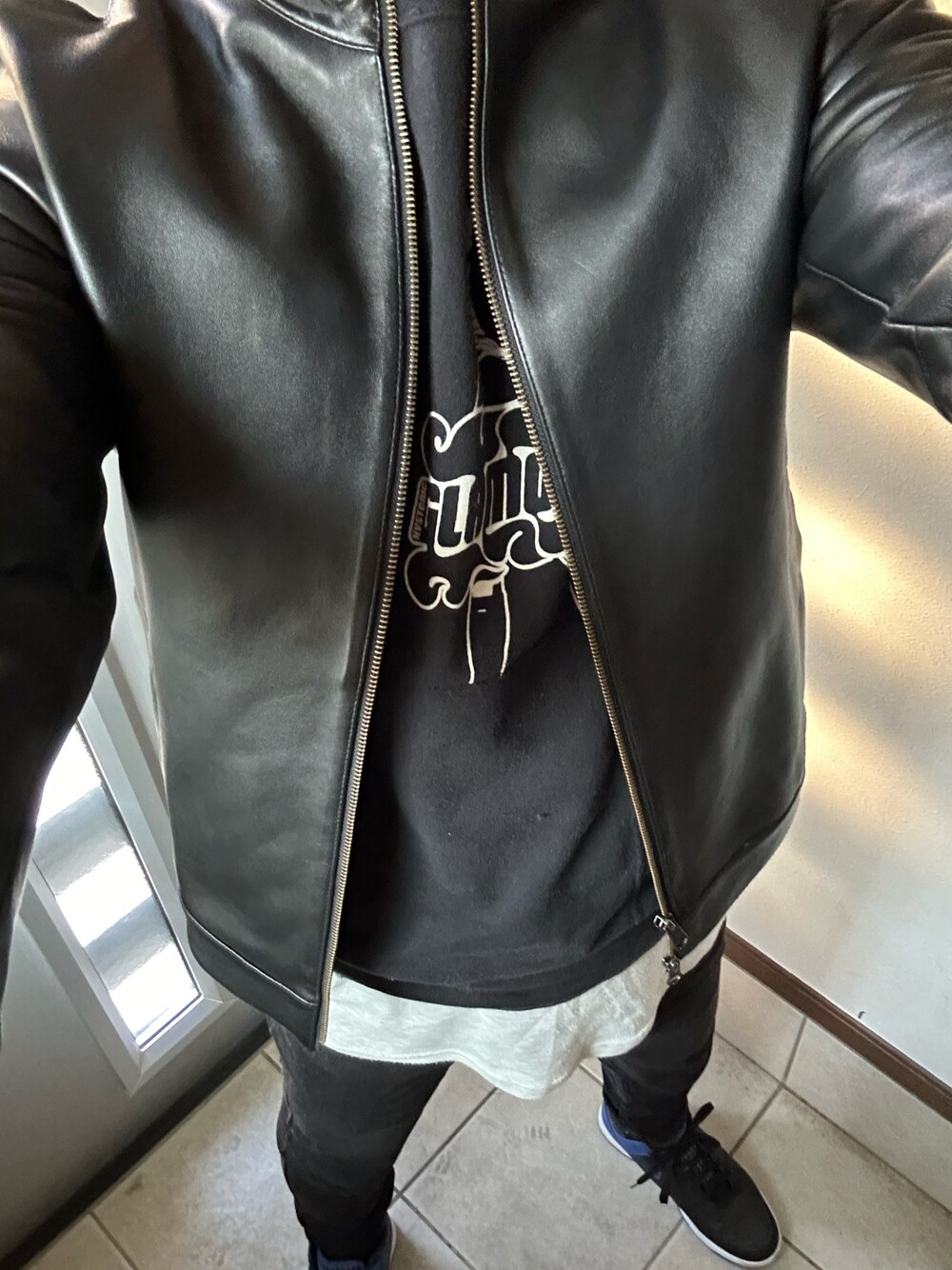 「あけましておめでとうございます！、休日スタイル、メンズコーデ、デニムパンツ、今日のコーデ、ワントーンコーデ、レザージャケット、ライダース、レイヤードスタイル、エアジョーダン、MK MICHEL KLEIN、ヒステリックグラマー、リーバイス、ナイキ」｜「MK MICHEL KLEIN HOMME のLAMB NAPPA レザーブルゾン（ライダースジャケット、ブラック系）」を使った、ヒーボーさん（メンズ・177cm）の冬コーディネートの1枚目の写真