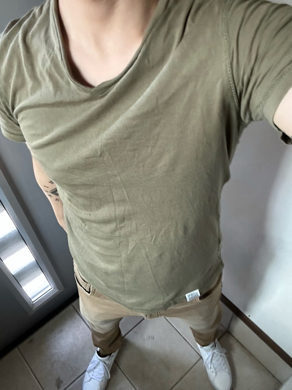 「シンプルコーデ、おしゃれさんと繋がりたい、淡色コーデ、Tシャツ、ブラウン、スニーカーコーデ、ミリタリー、シンプル、アースカラー、カーキ」｜「AZUL by moussyのアイテム（Tシャツ/カットソー、グリーン系）」を使った、ヒーボーさん（メンズ・177cm）の秋コーディネートの1枚目の写真