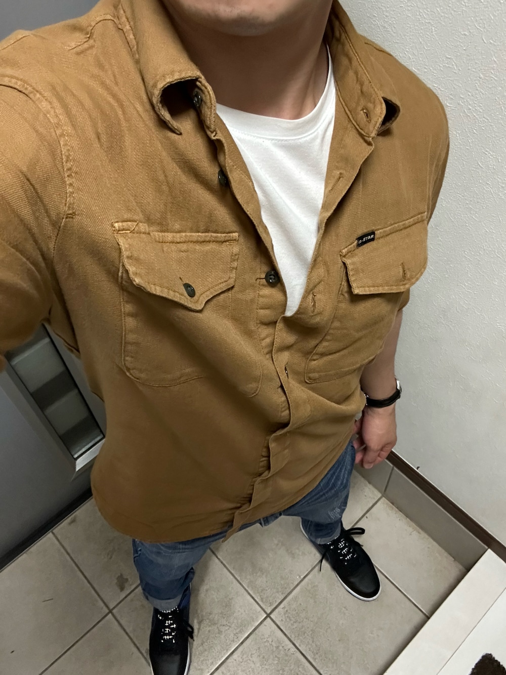 「お出かけコーデ、今日のコーデ、スニーカー、カジュアル、デニムパンツ、シンプル、シャツコーデ、NIKE、ブラウンシャツ、エアージョーダン、ジースター・ロゥ(G-STAR RAW)、コムサイズム」｜「G-STAR RAWのMARINE SLIM SHIRT/デニムシャツ（シャツ/ブラウス、ベージュ系）」を使った、ヒーボーさん（メンズ・177cm）の夏コーディネートの1枚目の写真