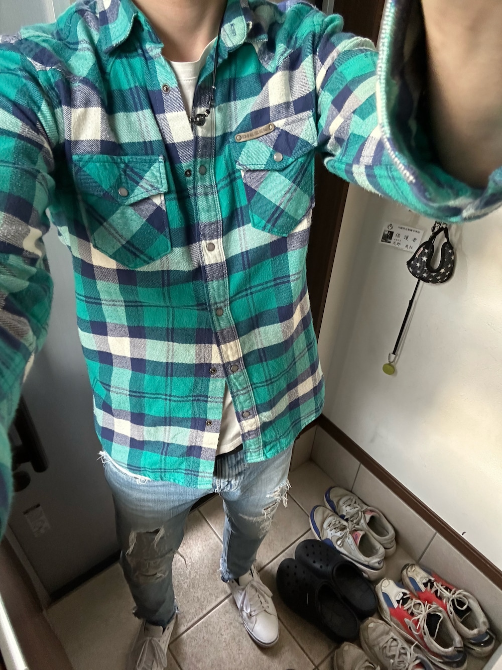 「春ファッション、シンプルコーデ、今日のコーデ、スニーカーコーデ、アメカジコーデ、チェックシャツ、デニムコーデ、Diesel、アメリカンイーグル、VANS」｜「DIESELのアイテム（シャツ/ブラウス、グリーン系）」を使った、ヒーボーさん（メンズ・177cm）の春コーディネートの1枚目の写真