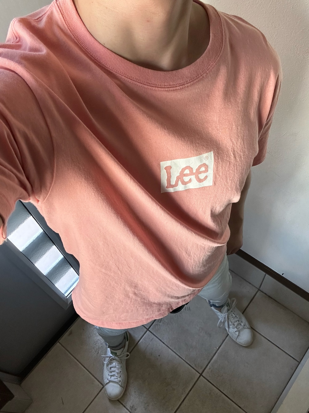 「今日のコーデ、カジュアルコーデ、デニム、Ｔシャツ、スニーカーコーデ、シンプルコーデ、シンプル、ピンク、LEE、ジースター・ロゥ(G-STAR RAW)、アディダス、ピンクTシャツ、Tシャツ×デニム」｜「Leeのアイテム（Tシャツ/カットソー、ピンク系）」を使った、ヒーボーさん（メンズ・177cm）の夏コーディネートの1枚目の写真