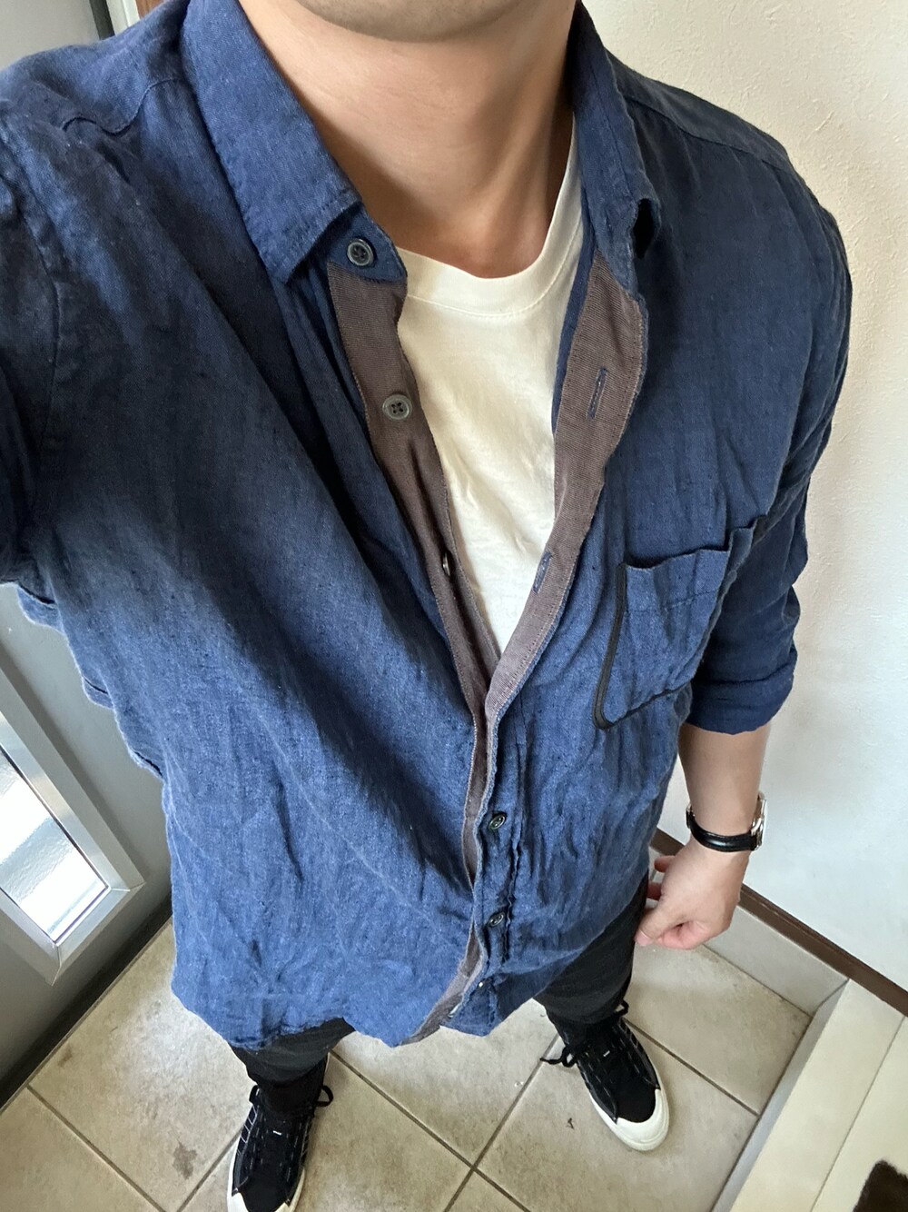 「カジュアルコーデ、シンプルコーデ、シンプル、Tシャツ、デニム、シャツスタイル、麻、黒スキニー、スニーカー、コムサイズム、リーバイス」｜「COMME CA ISMのアイテム（シャツ/ブラウス、ブルー系）」を使った、ヒーボーさん（メンズ・177cm）の夏コーディネートの1枚目の写真