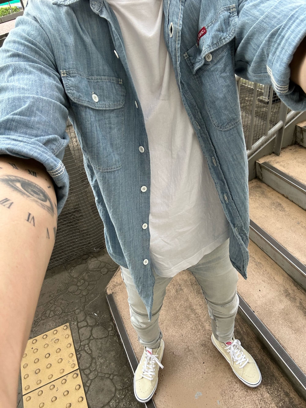 「シンプルコーデ、デニムパンツ、カジュアルコーデ、スニーカー、春コーデ、シンプル、ハイカットスニーカー、ヒステリックグラマー、ジースター・ロゥ(G-STAR RAW)」｜「HYSTERIC GLAMOURのアイテム（シャツ/ブラウス、ブルー系）」を使った、ヒーボーさん（メンズ・177cm）の春コーディネートの1枚目の写真