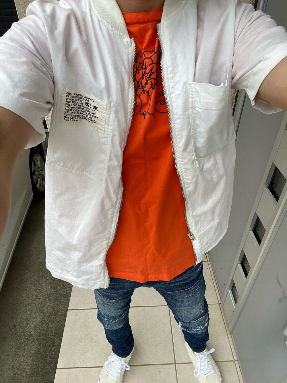 「シンプルコーデ、スニーカーコーデ、デニム、ノーカラージャケット、Diesel、ジースター・ロゥ(G-STAR RAW)、ハイカットスニーカー、カジュアル、ホワイト、オレンジ、差し色」｜「DIESELのアイテム（ノーカラージャケット、ホワイト系）」を使った、ヒーボーさん（メンズ・177cm）の秋コーディネートの1枚目の写真