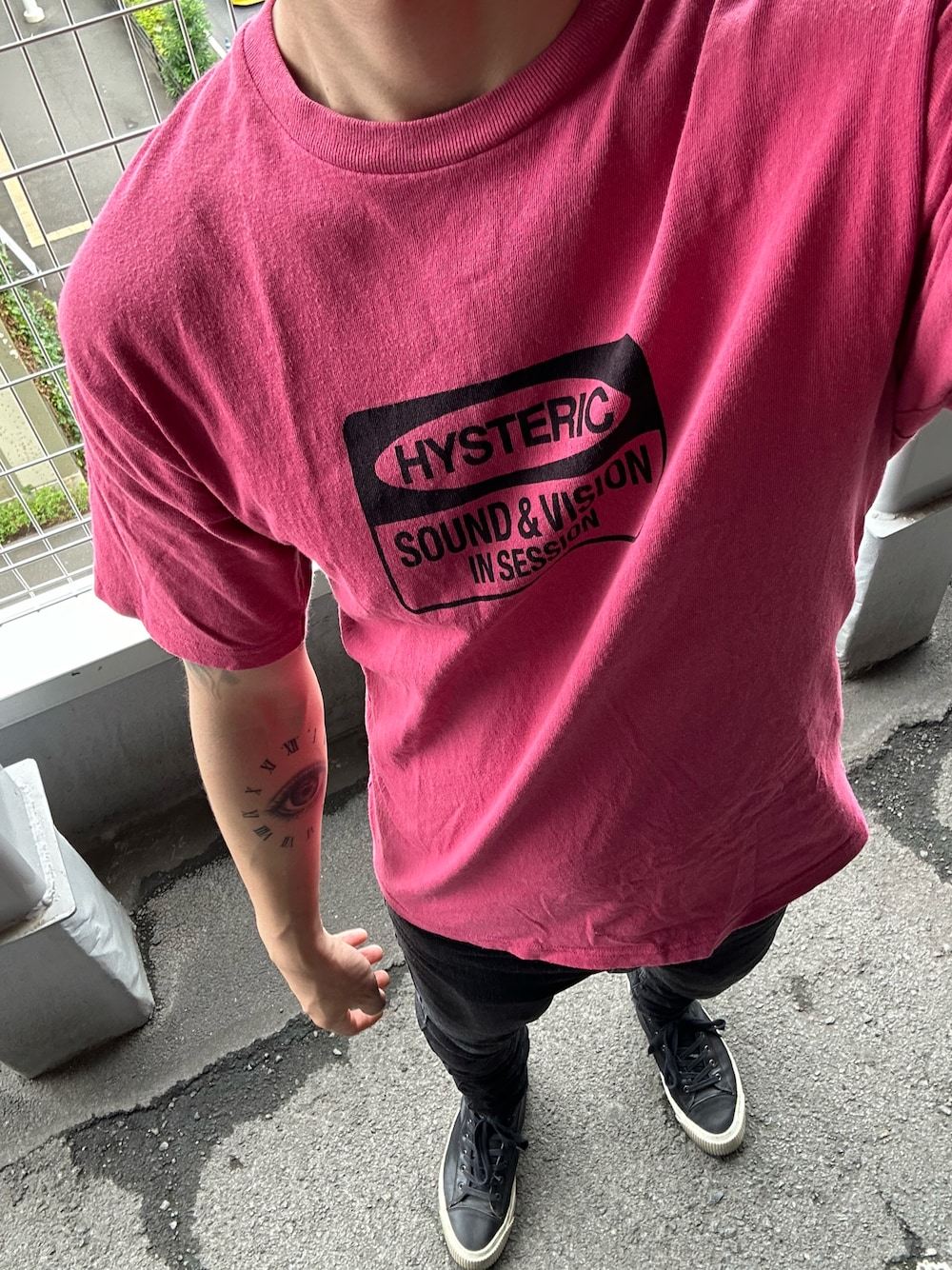 「夏コーデ、夏、ラフコーデ、夏だ！Tシャツ着よう！、シンプルコーデ、ヒステリックグラマー、スニーカーコーデ、Diesel、リーバイス」｜「HYSTERIC GLAMOURのアイテム（Tシャツ/カットソー、ピンク系）」を使った、ヒーボーさん（メンズ・177cm）の夏コーディネートの1枚目の写真