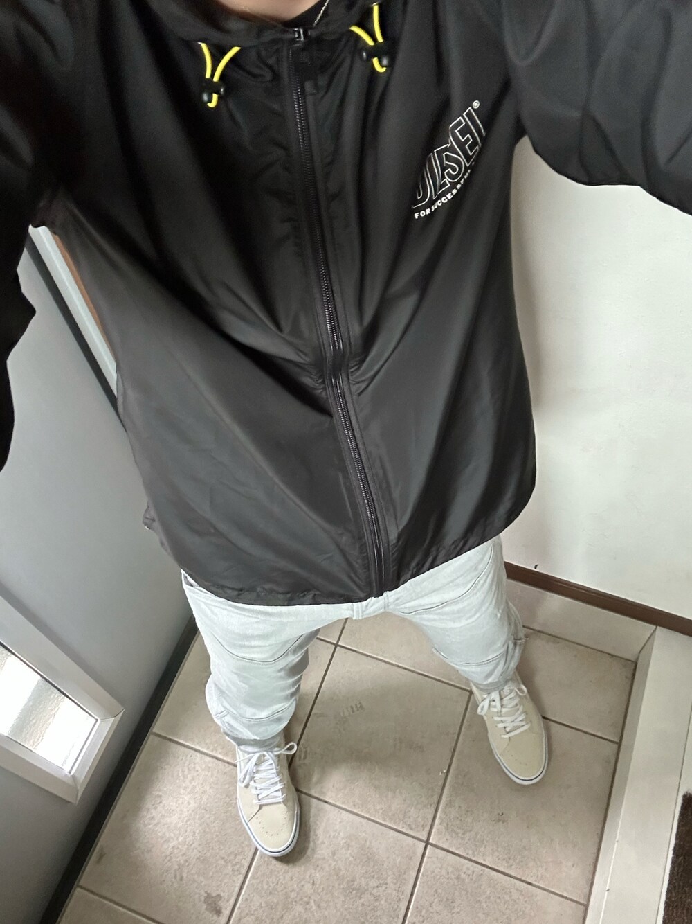「シンプル、今日のコーデ、デニムパンツ、スニーカー、雨の日コーデ、マウンテンパーカー、Diesel、ジースター・ロゥ(G-STAR RAW)、VANS」｜「DIESELのメンズ ナイロンパーカー ポケッタブル ナイロン（ナイロンジャケット、ブラック系）」を使った、ヒーボーさん（メンズ・177cm）の春コーディネートの1枚目の写真