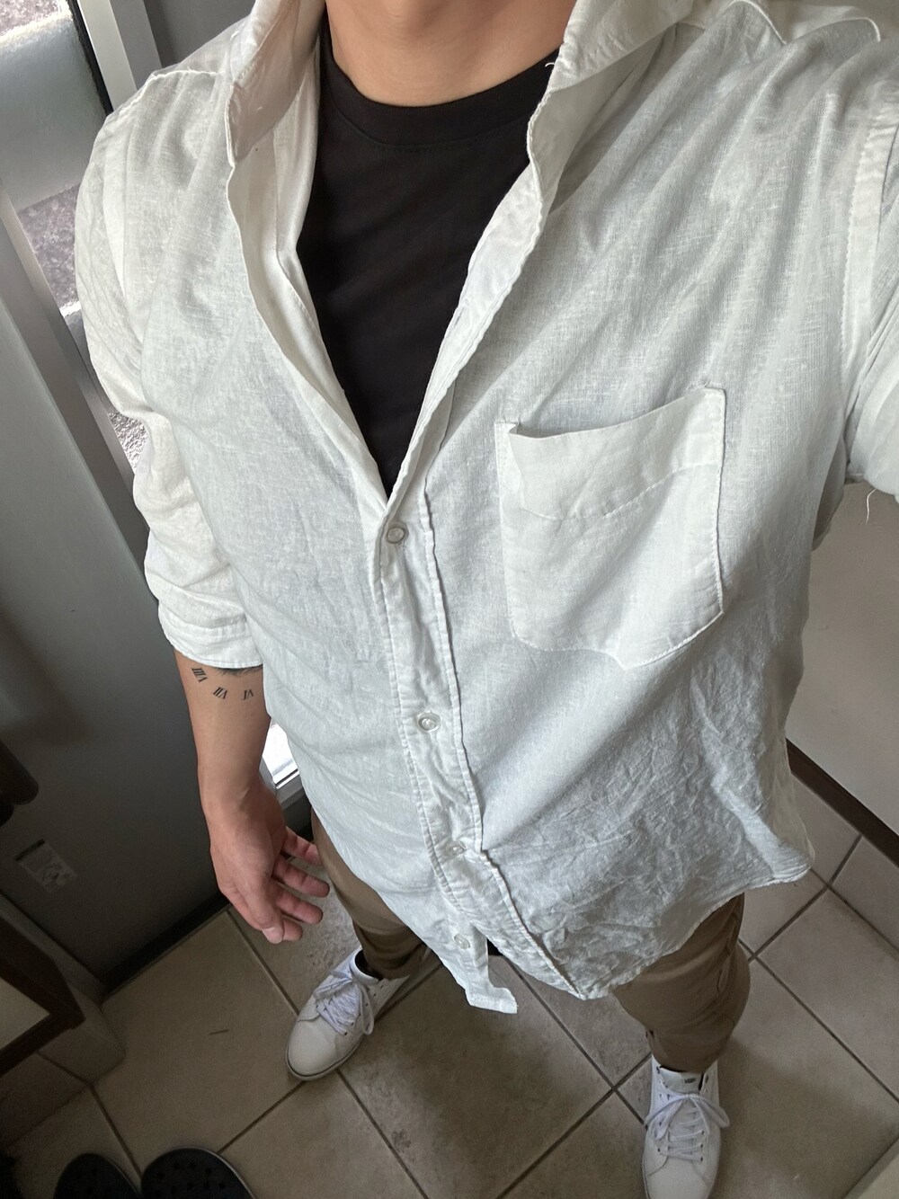 「夏コーデ、シンプル、オトナカジュアル、スニーカーコーデ、きれいめカジュアル、秋、シャツ、asm、ジースター・ロゥ(G-STAR RAW)、バンズ、チノパン」｜「A.S.Mの麻コットン シャツ / ホリゾンタルカラー 7分袖 カラー 麻シャツ（シャツ/ブラウス、ホワイト系）」を使った、ヒーボーさん（メンズ・177cm）の夏コーディネートの1枚目の写真