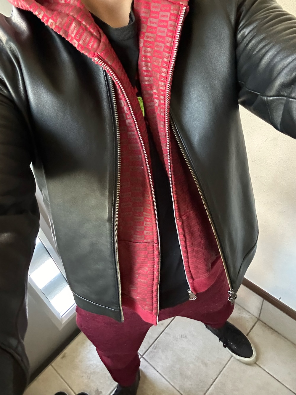 「休日スタイル、シンプルコーデ、春アウター、シンプル、今日のコーデ、レイヤード、重ね着、スウェット、スニーカー、スニーカーコーデ、Diesel、グラム(glamb)、パーカー、レザージャケット、赤×黒」｜「MK MICHEL KLEIN HOMME のアイテム（ライダースジャケット、ブラック系）」を使った、ヒーボーさん（メンズ・177cm）の春コーディネートの1枚目の写真