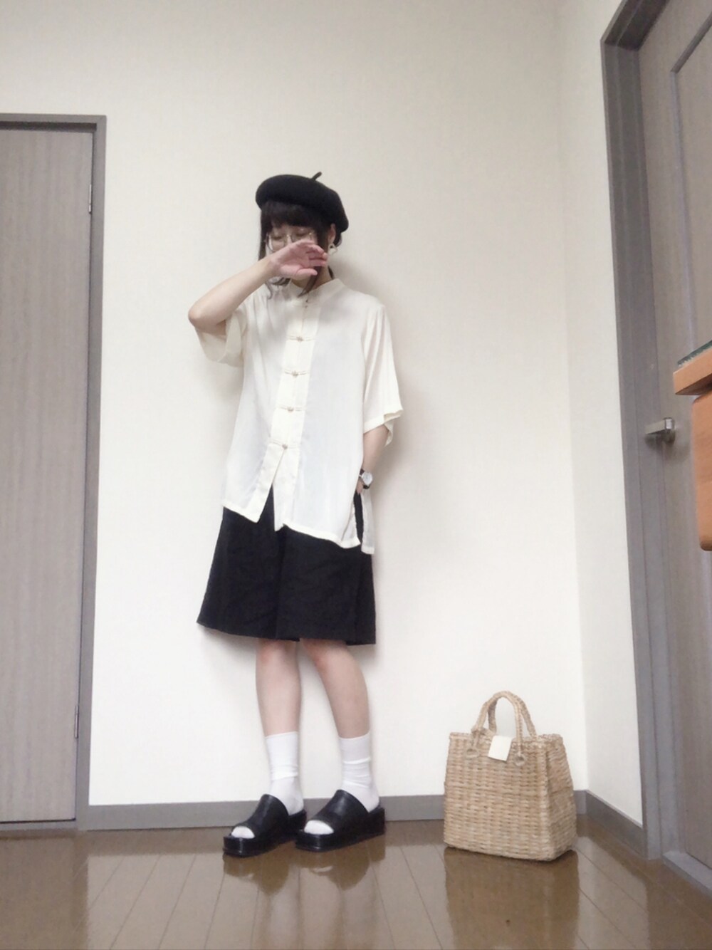 ホワイト系のシャツ/ブラウス、グリーン系のその他パンツ、ブラック系のサンダルを着用したレディースの夏コーディネートの1枚目の写真