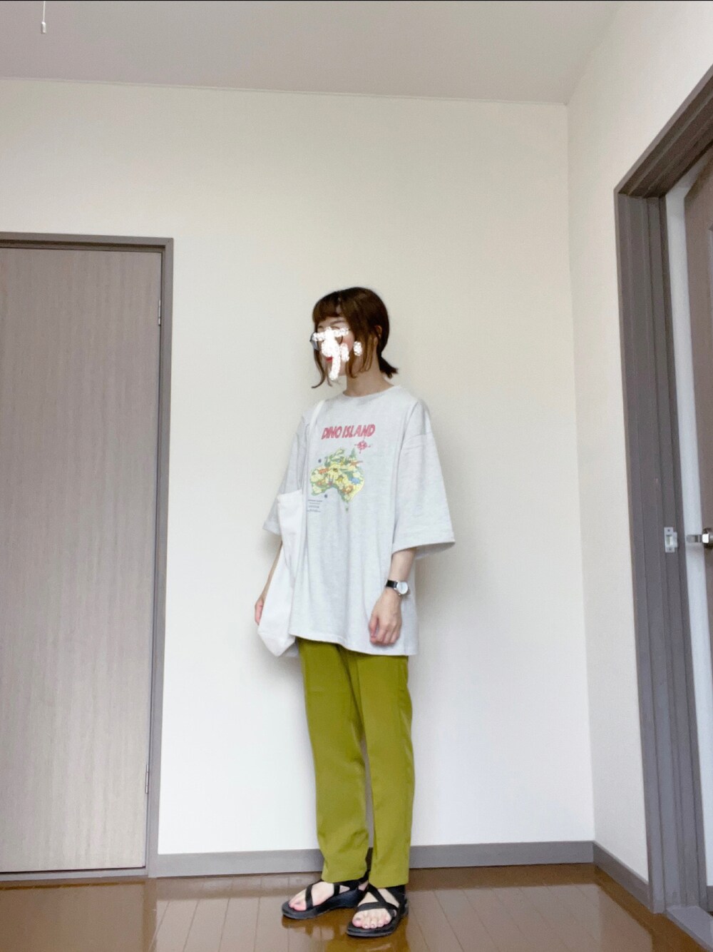 ベージュ系のTシャツ/カットソー、グリーン系のスラックス、ホワイト系のトートバッグを着用したレディースの夏コーディネートの1枚目の写真