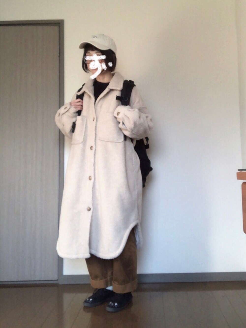 ホワイト系のその他アウター、ブラウン系のその他パンツ、ブラック系のトップスを着用したレディースの冬コーディネートの1枚目の写真