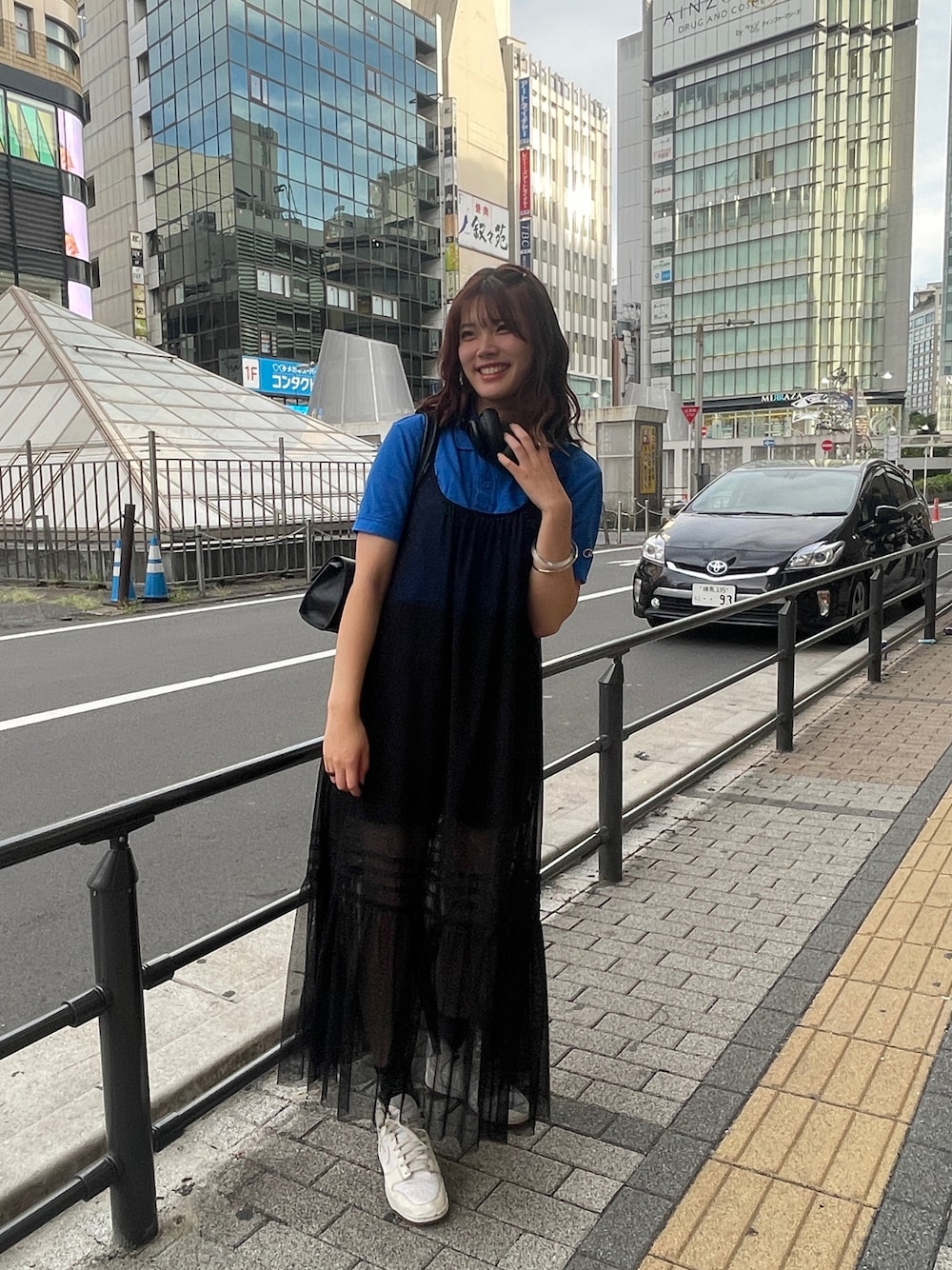 「レイヤードスタイル、チュール、着回しコーデ、骨格ストレート、キャミワンピ、カジュアルコーデ、スニーカーコーデ、スポーツミックス、春夏コーデ、ショートパンツ」｜「Championの【CHAMPION/チャンピオン】ワンポイントポロシャツ　Ｃ３－Ｆ３５６　ブランドロゴワンポイント刺繍　ロングテール仕様（ポロシャツ、ブルー系）」を使った、moe.さん（レディース・164cm）の春コーディネートの1枚目の写真