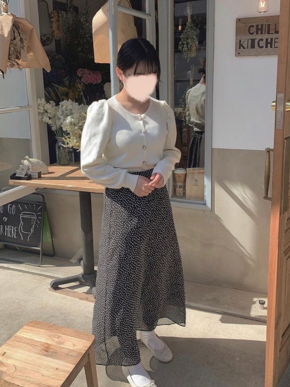 「カフェ、秋服、モノトーン、モノトーンコーデ、ドット柄、カーディガン、パンプス、rili_tokyo、お洒落さんとつながりたい、大人かわいい」｜「OLIVE des OLIVEのアイテム（パンプス、ホワイト系）」を使った、𝚂𝚊𝚔𝚒さん（レディース・154cm）の秋コーディネートの1枚目の写真