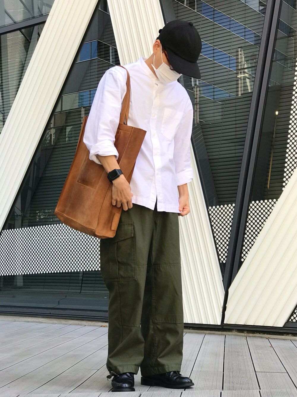 「オーバーパンツ、軍パン、古着、カーゴパンツ、ミリタリー、サービスシューズ、キレイめ、低身長、トートバッグ、メガネ男子」｜「無印良品のアイテム（シャツ/ブラウス、ホワイト系）」を使った、kurashinoiyashiさん（メンズ・160cm）の秋コーディネートの1枚目の写真