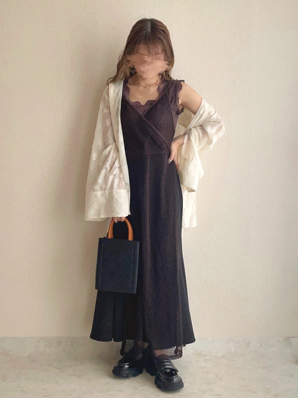 ホワイト系のシャツ/ブラウス、ブラック系のスカート、ブラウン系のワンピースを着用したレディースの夏コーディネートの1枚目の写真