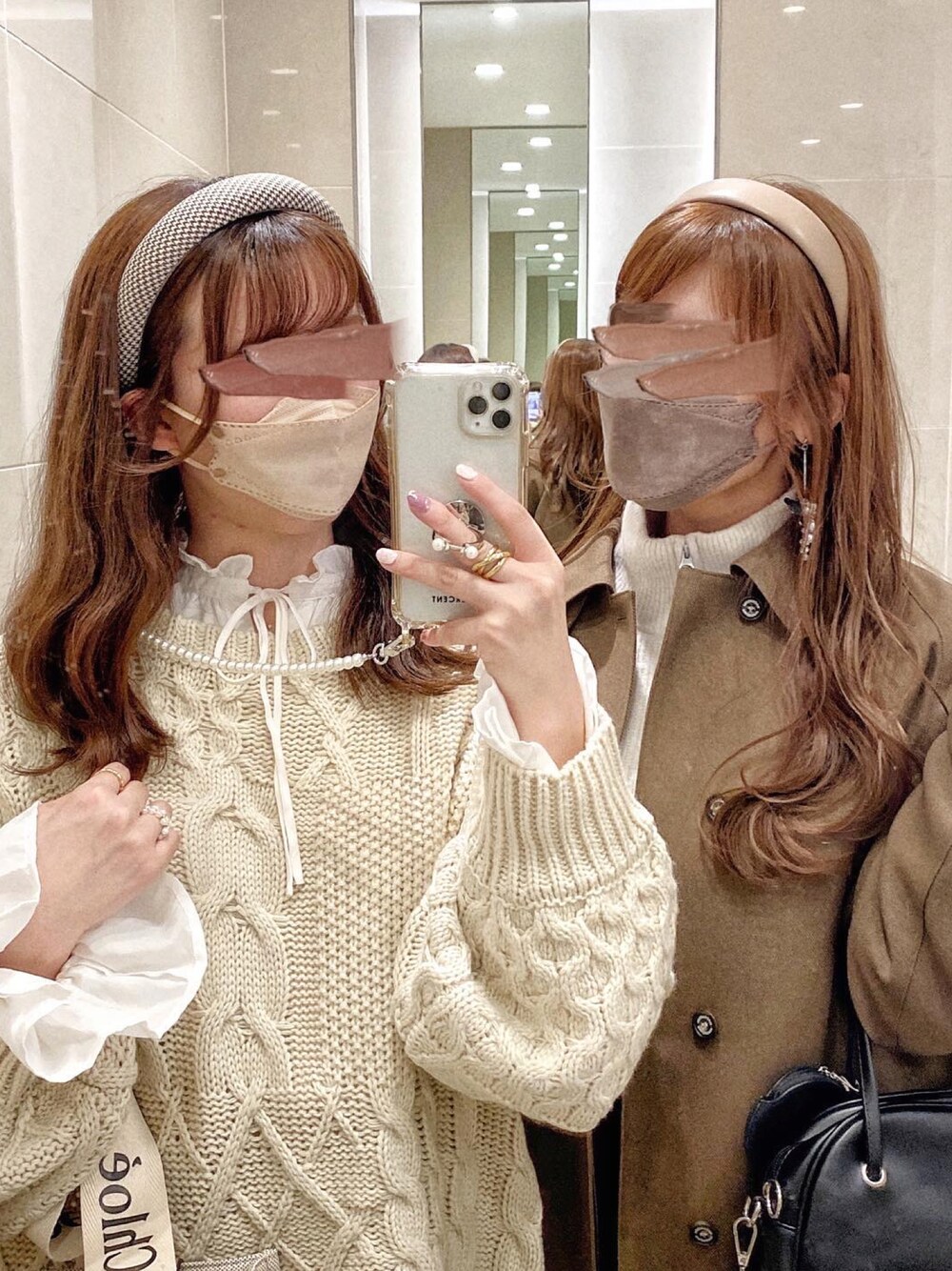 ホワイト系のニット/セーター、ホワイト系のニット/セーター、ベージュ系のブルゾンを着用したレディースの冬コーディネートの1枚目の写真